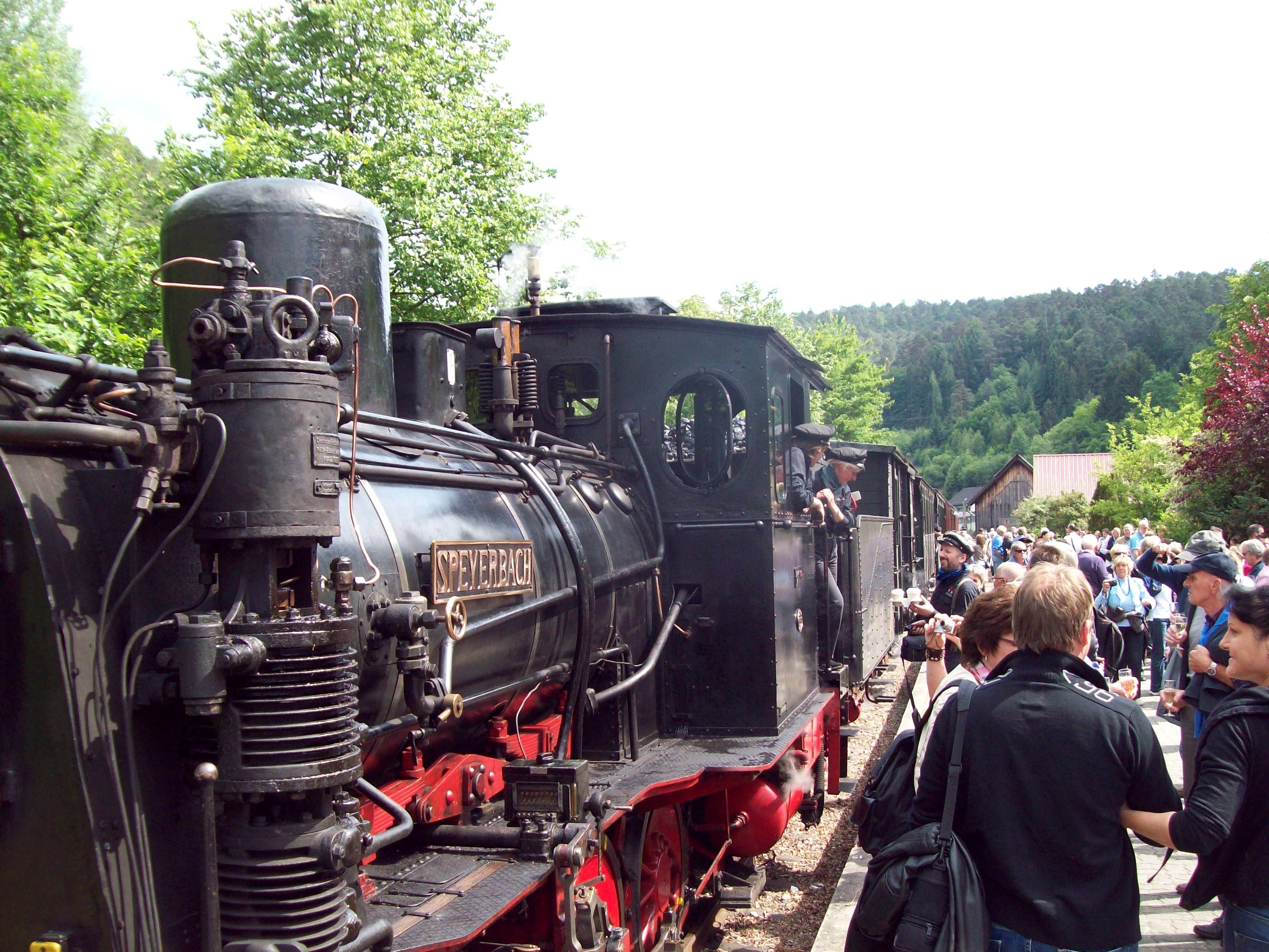Zu einer Expedition in die Pfalz gehört unbedingt auch eine urige Fahrt mit dem Kuckucksbähnel. Foto: Pfalz-Express/Ahme