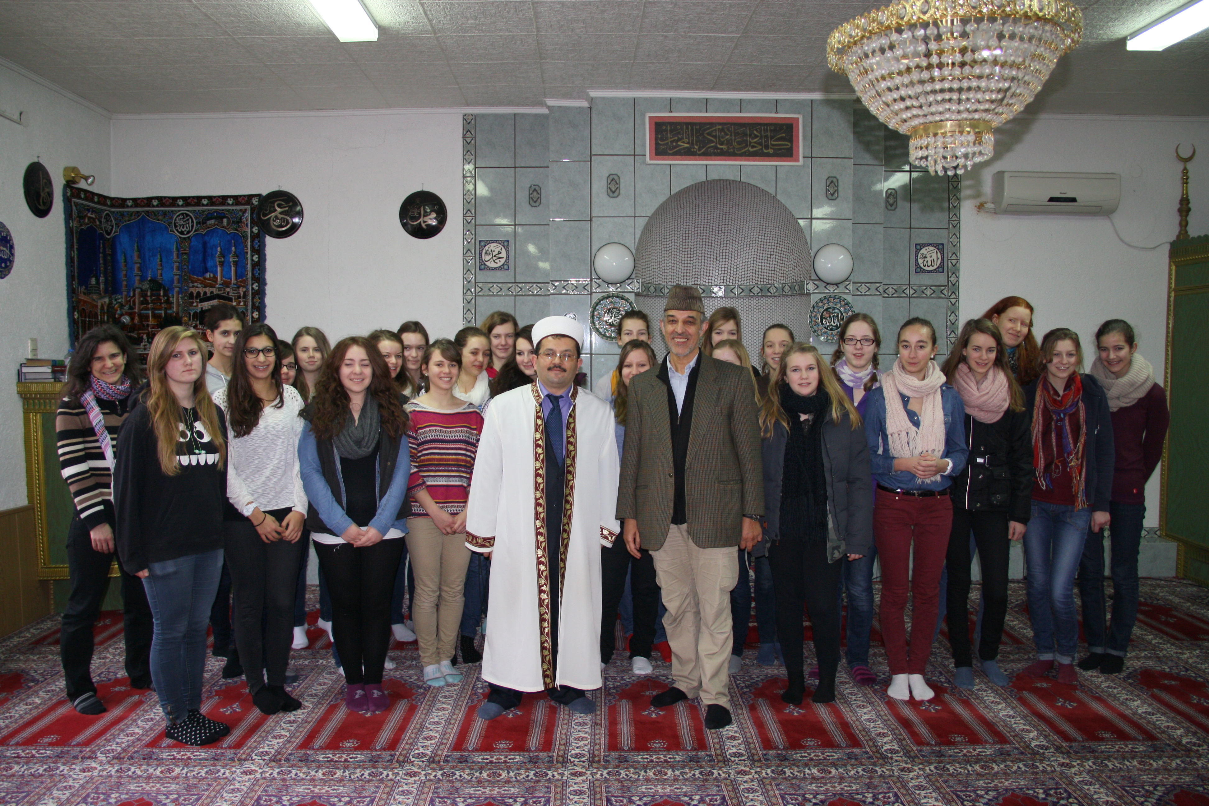 Begegnungen Christliche Mädchenklasse besucht Moschee in