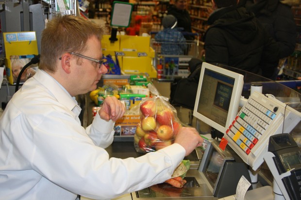 Dr. Thomas Gebhart beim Kassieren im Edeka-Markt in Bad Bergzabern