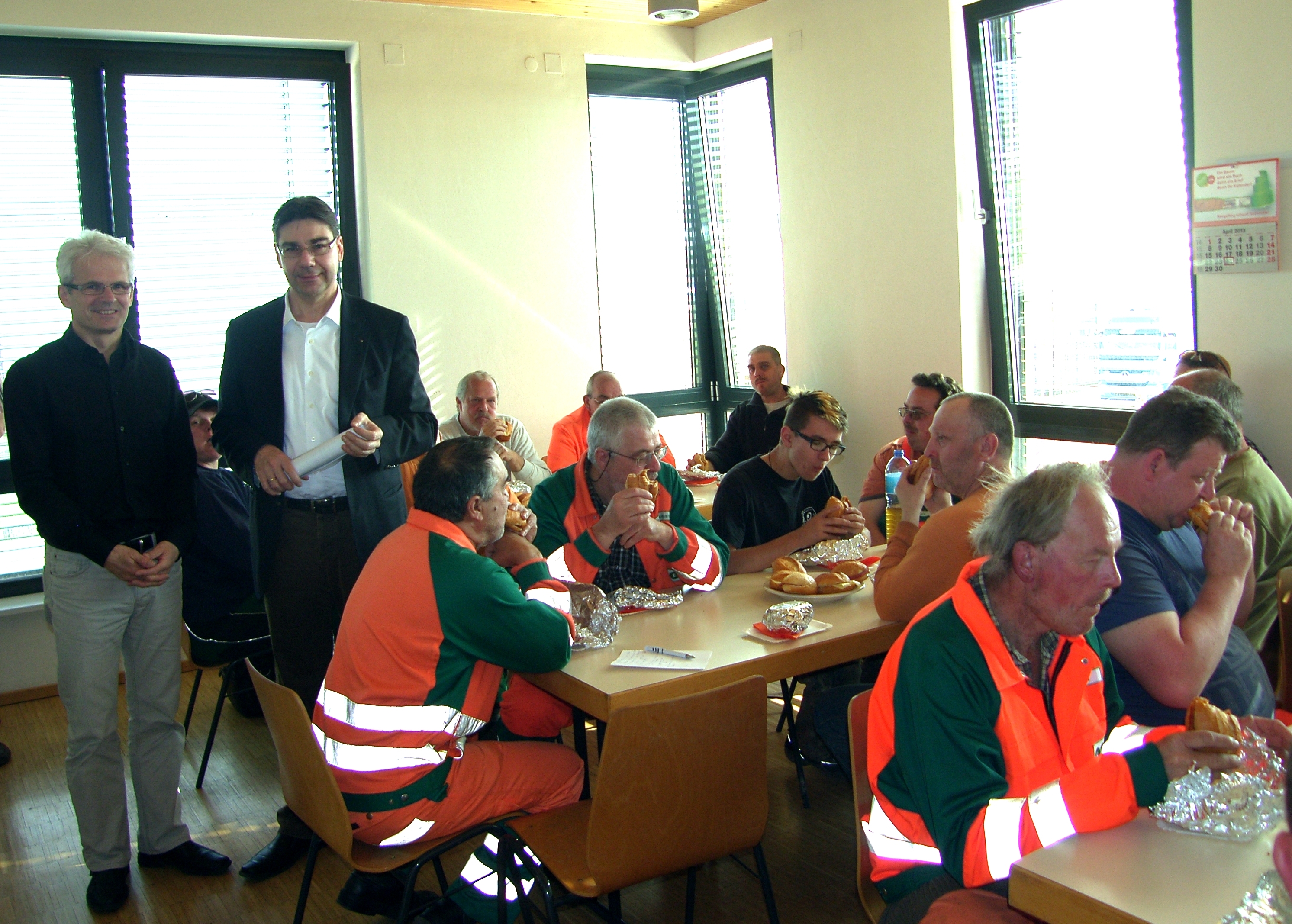 Bürgermeister Hirsch und Bernhard Eck (EWL) bedankten sich bei den Mitarbeitern des Bauhofes mit einem Frühstück. Hirschs Posten hat nun Dr. Ingenthron übernommen. Archivfoto: Pfalz-Express/Ahme
