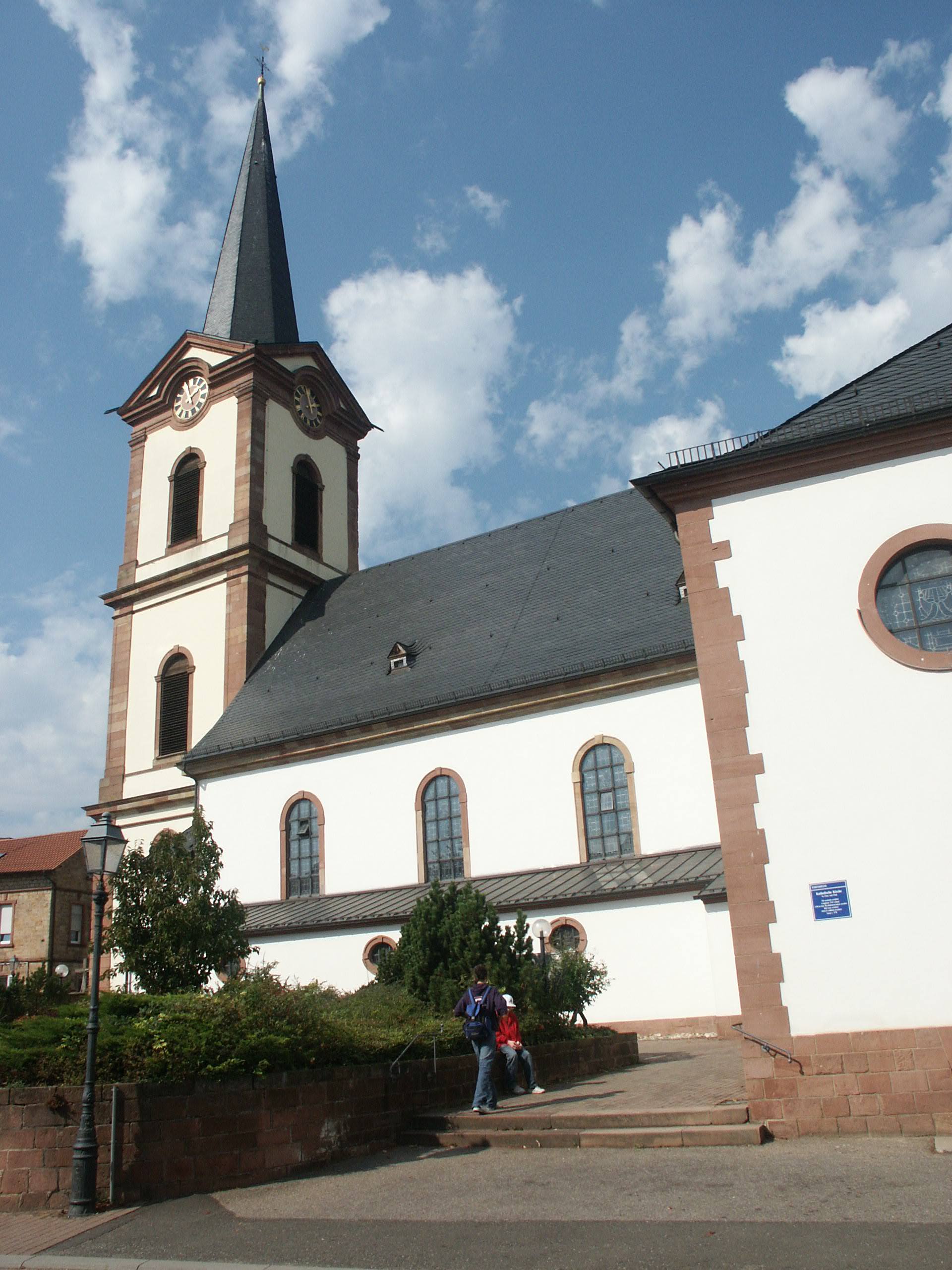 Das Wahrzeichen Edesheims: Die katholische Kirche. Foto: Pfalz-Express/ Ahme