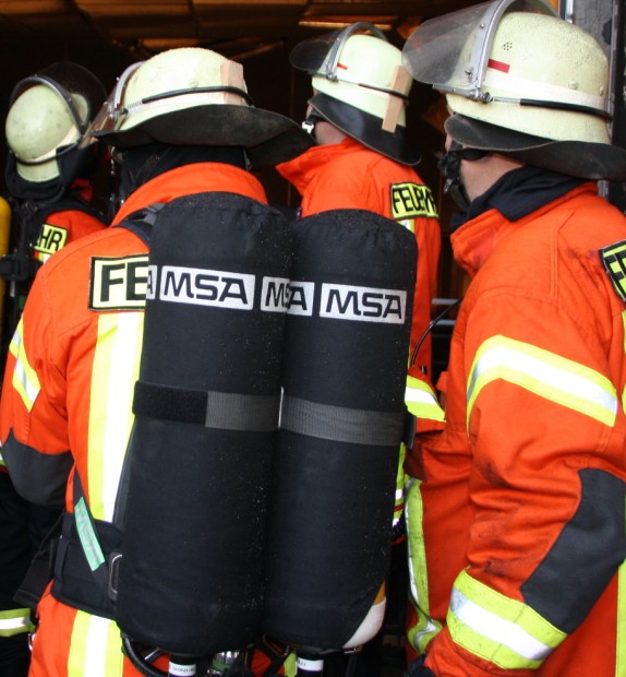 Feuerwehrleute im Einsatz.  Sujetbild pfalz-express.de/Licht