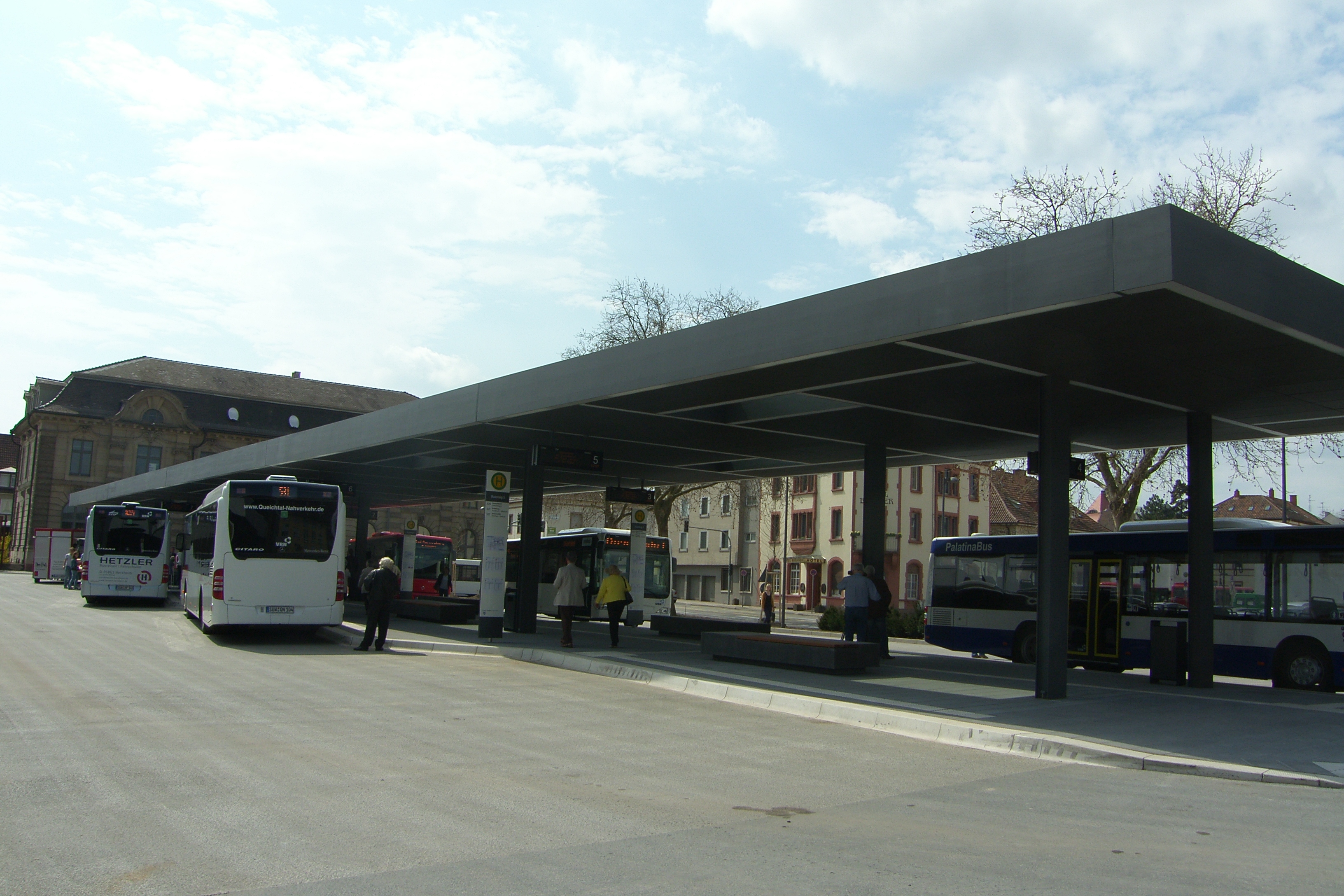 Im Bereich des Bahnhofs (hier der Busbahnhof) wurde die Frau von Landsleuten schwer verletzt. Foto: Pfalz-Express/Ahme