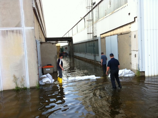 KA Feuerwehrleute Eerkundung der Hochwasserlage