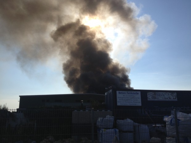 Großbrand in Lingenfeld - Rußwolke