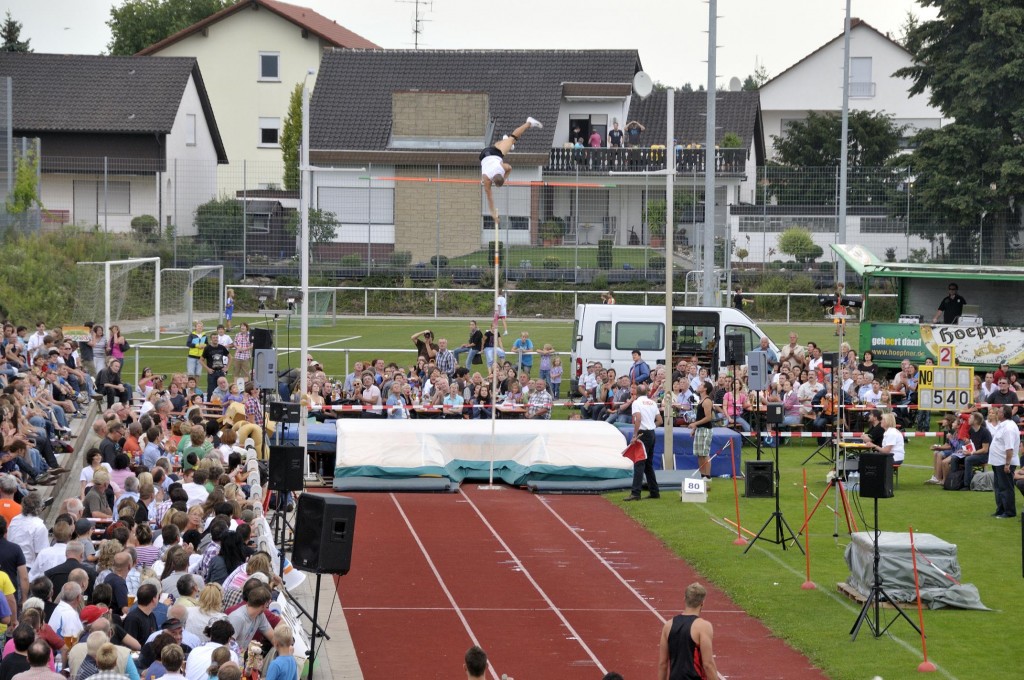 In schwindelnde Höhen springen die Athleten. Foto: v. privat