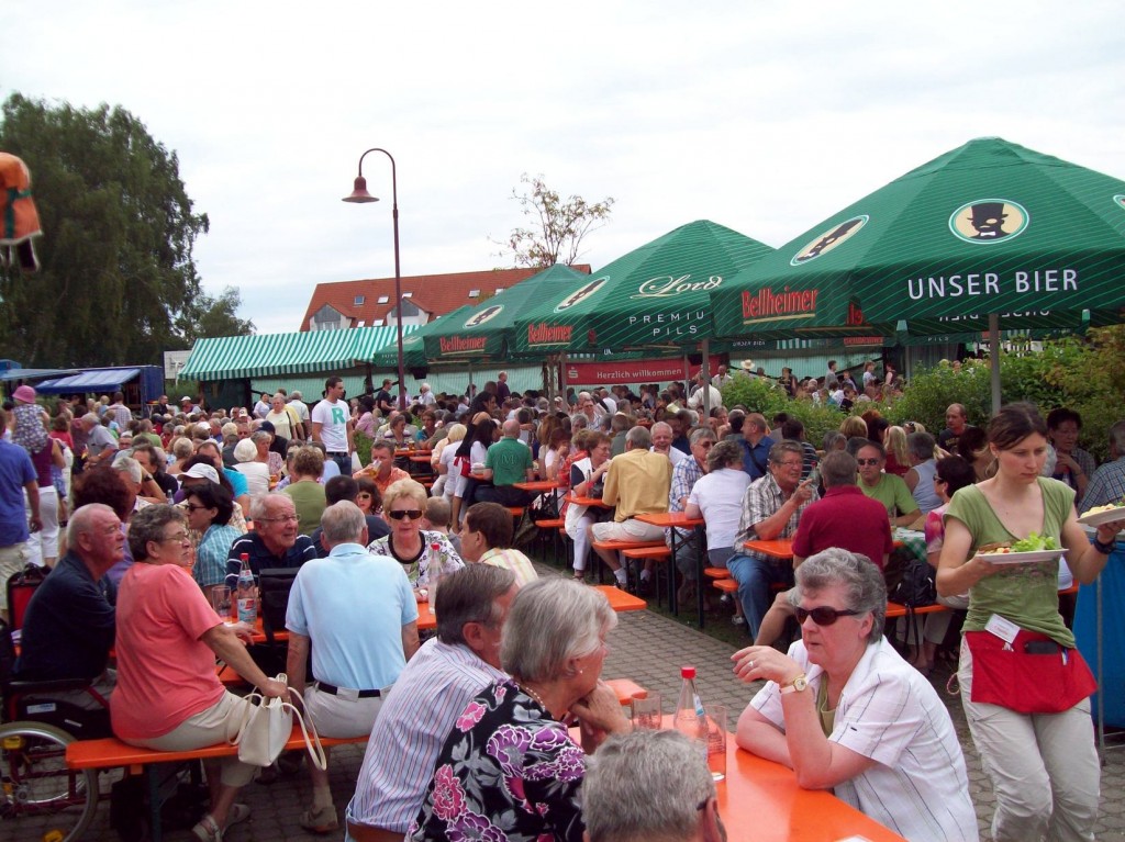 Das Zeiskamer Zwewwelfeschd: Hier kann man gut feiern und essen. Foto: Pfalz-Express/Ahme