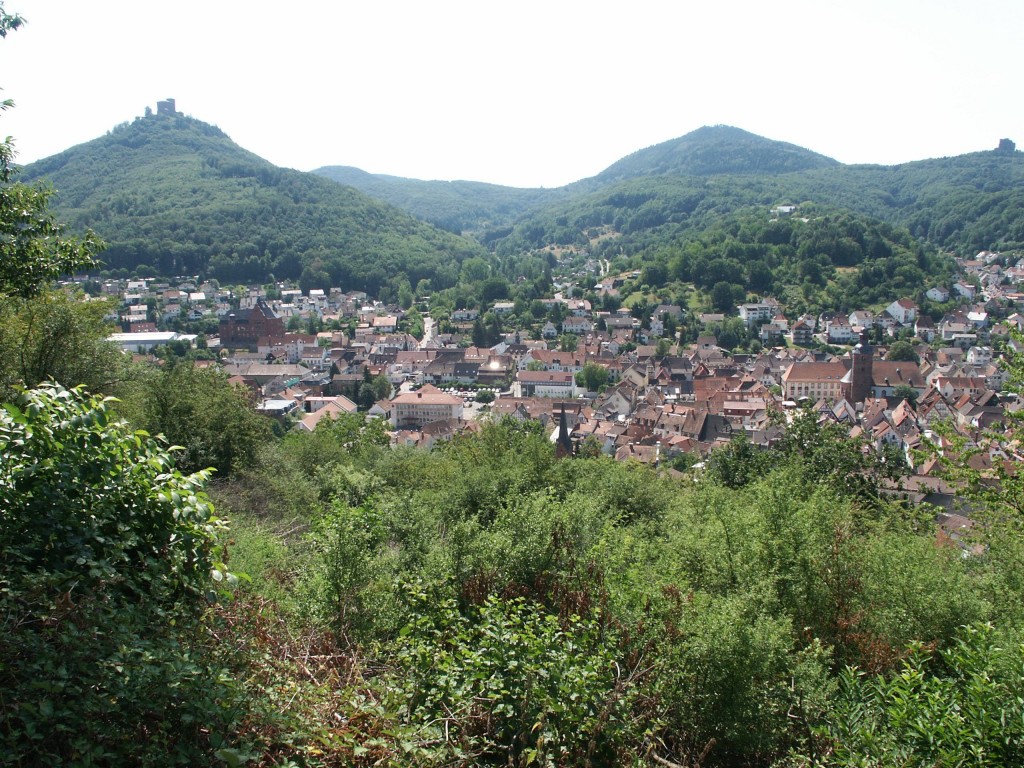 Blick auf Annweiler und seine Burgen vom Schützenhaus aus gesehen. Foto: Pfalz-Express/Ahme