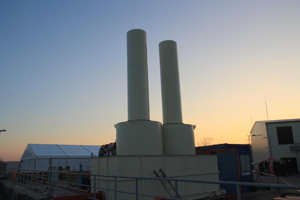 Das Geothermiekraftwerk in Insheim - seit Eröffnung gab es zahlreiche Erdbeben. Auch in Landau gibt es Probleme: Unlängst hob sich die Fahrbahndecke im Bereich des Kraftwerks. Foto: pfalz-express.de Foto: Licht