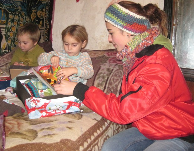 Große Augen machten diese beiden Kinder, als Laura Loreth die Geschenkpäckchen brachte. Archivbild: v. privat
