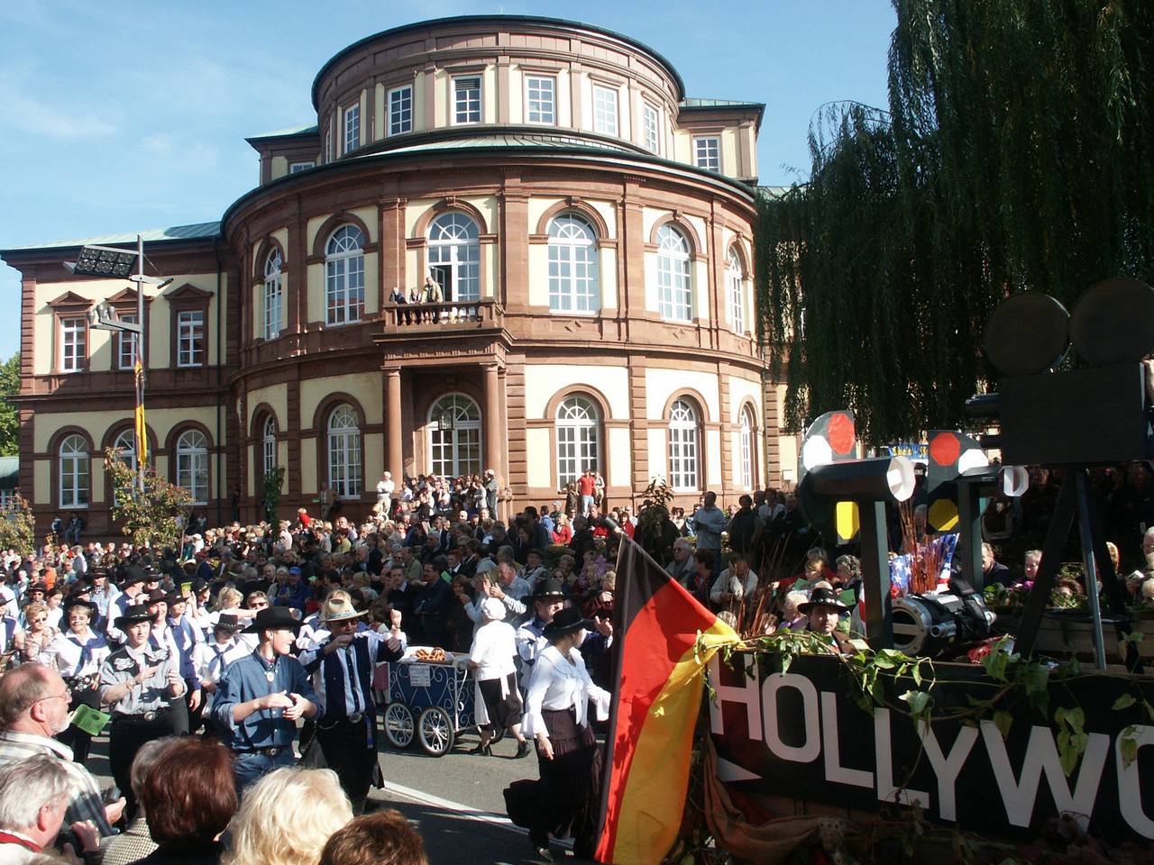 Der Neustadter Saalbau. Er bildet hier die Kulisse für Deutschlands größten Winzerumzug. Foto: Pfalz-Express/Ahme