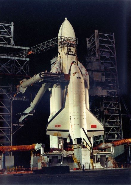 Buran Die Buran 1.01 vor dem Start ins All Raumschiff Raumgleiter Rakete