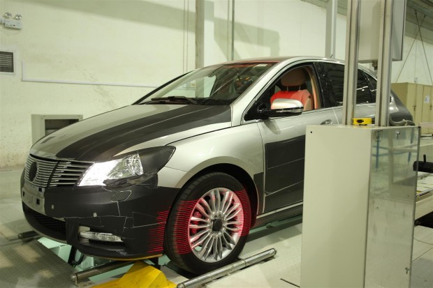 DENZA: Light-camouflaged serial model at the test bench in Shenzhen // Leicht getarntes Serienmodell auf dem Prüfstand in Shenzhen