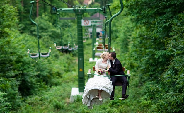 Brautpaar auf der Rietburgbahn bei Edenkoben. (c) Katja Heil Fotografie/© 2014 Südliche Weinstrasse e.V.