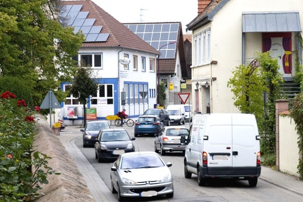 Kleiner Ort, großer Verkehr: Durch Hatzenbühl läuft die Kreisstraße 10. Foto: Wolfgang Nolte
