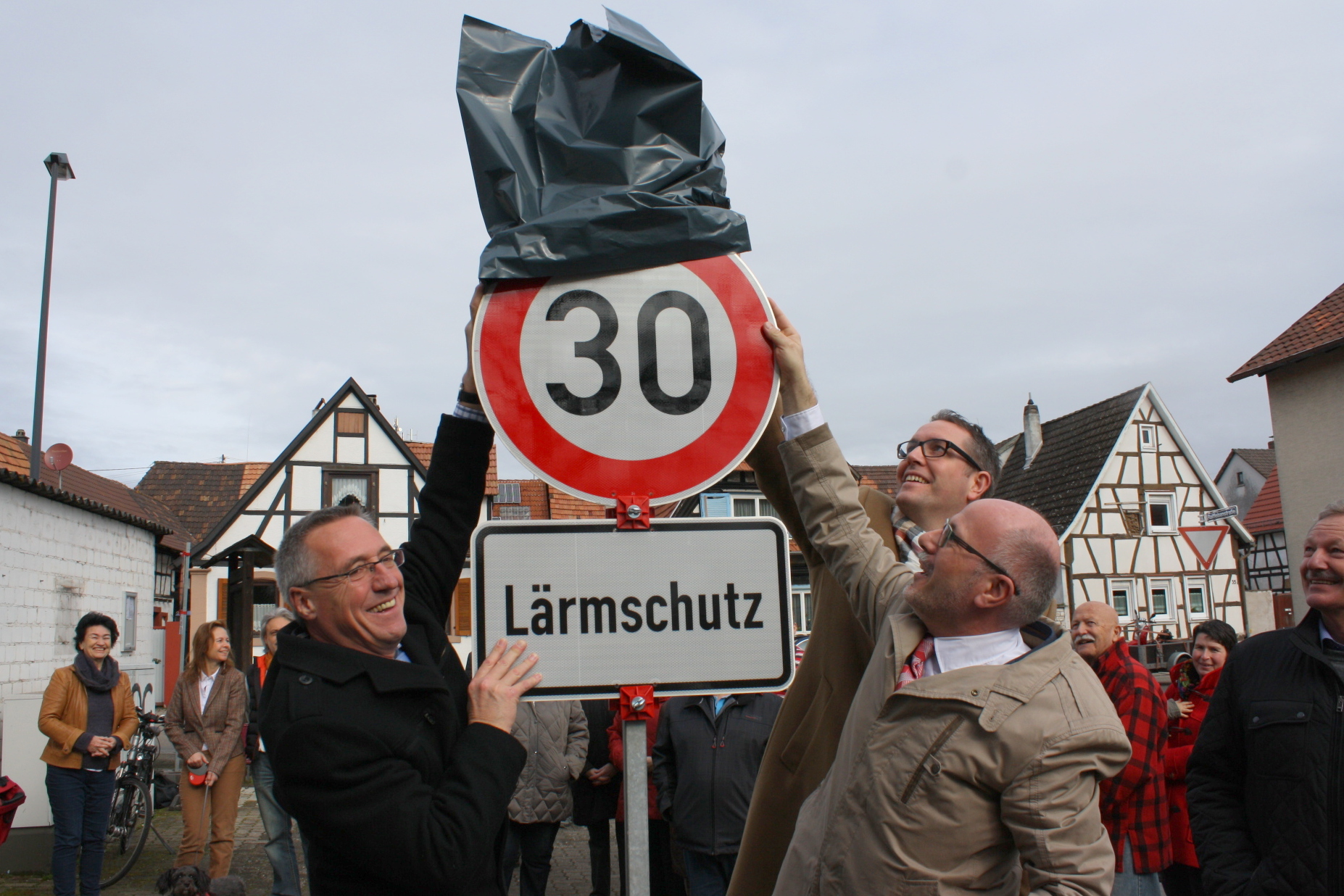 Am 1. März 2014 war es soweit: Tempo 30 startete in der Rheinstraße in Kandel. Mittlerweile gilt die Beschränkung nur noch nachts von 22 bis 6 Uhr.  Foto: pfalz-express.de/Licht 