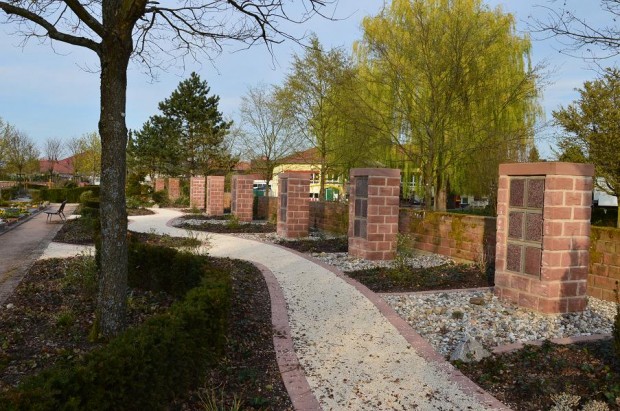 Hagenbach Friedhof Urnenstelen