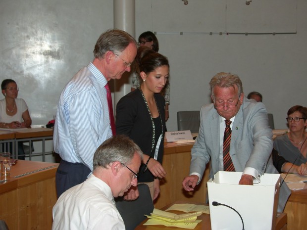 Stimmenauszaehlung-Schlimmer-Klein-Scharhag/Ahme