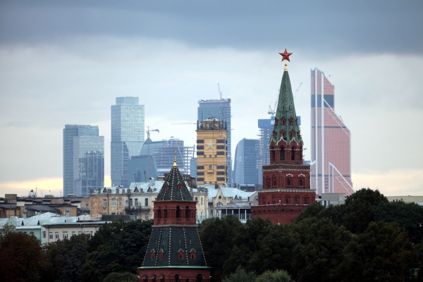 Turm des Kreml in Moskau mit dem Moskauer Bankenviertel im Hintergrund  Foto: dts Nachrichtenagentur