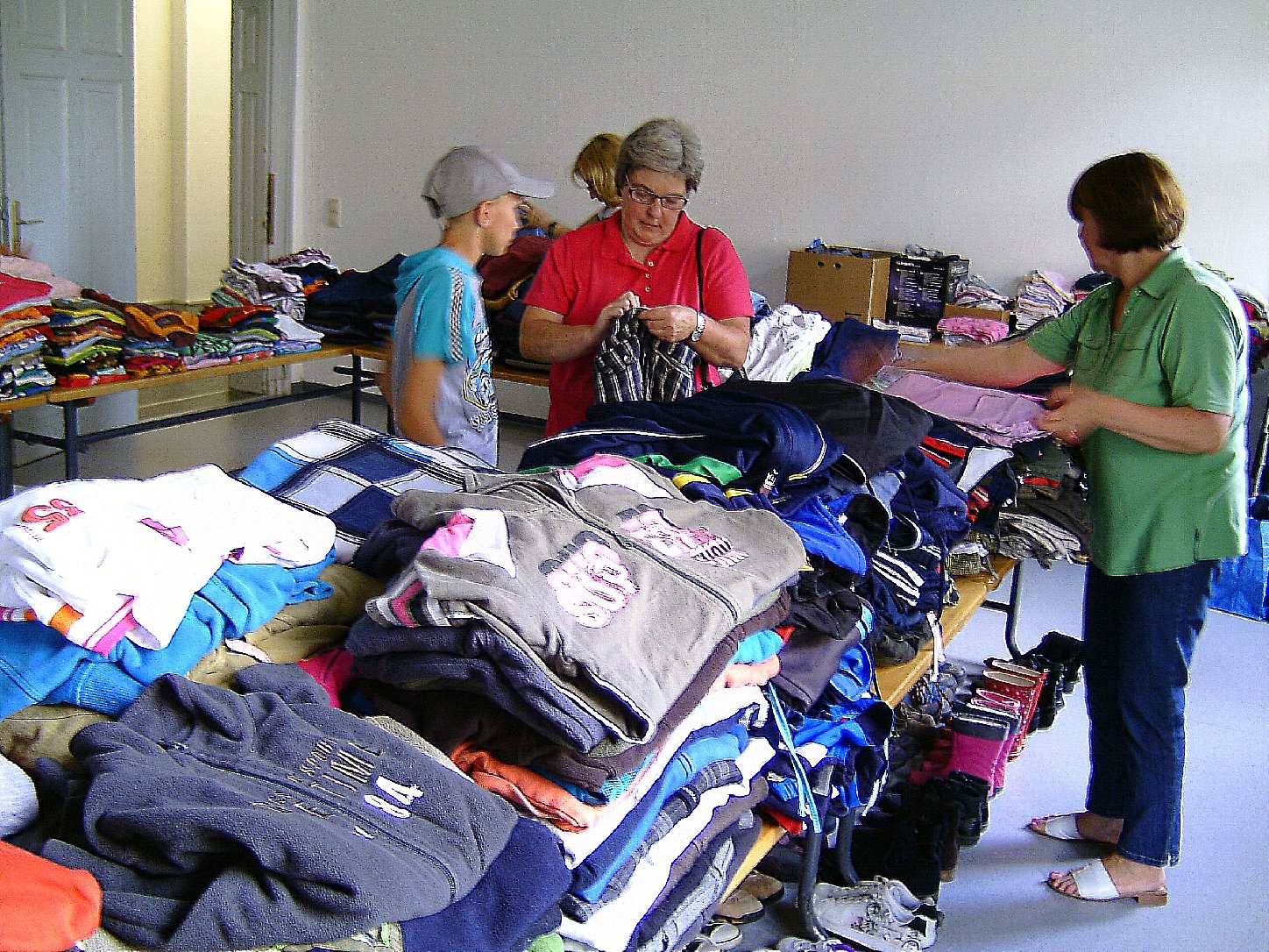 Die Kids können sich wiederin der DRK-Kleiderkammer Kleidung aussuchen. Foto: drk