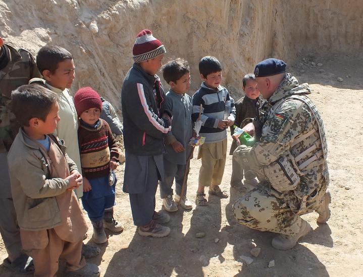 Deutsche Soldaten leisten Hilfe - auch für Kinder.  Foto: Bundeswehr