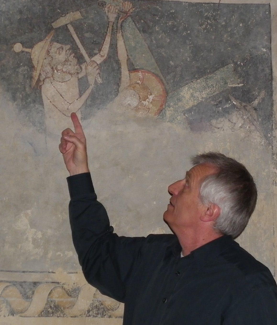 Manfred Ullemeyer erläutert in der Katharinenkapelle Fresken. Foto: red