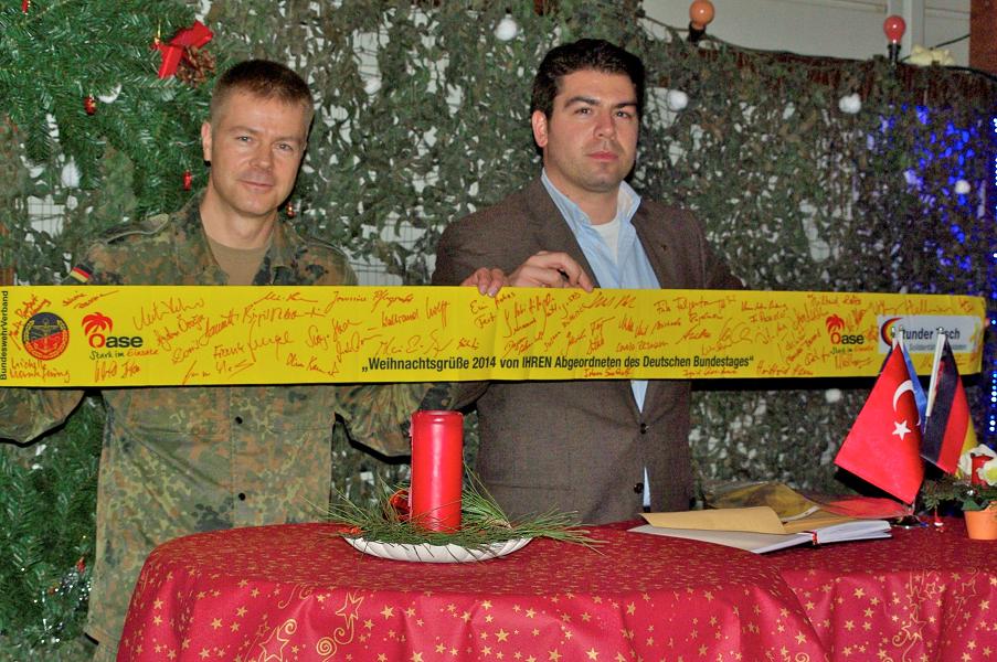 Mit dem “Gelben Band” überreichte im Dezember 2014 der süfpfälzische Bundestagsabgeordnete Thomas Hitschler (SPD) Grüße aus dem Bundestag an die Soldaten der Bundeswehr in Incirlik.