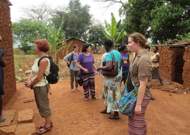 Mara Bossert Kwa Moyo Primary school Uganda Team in der VG