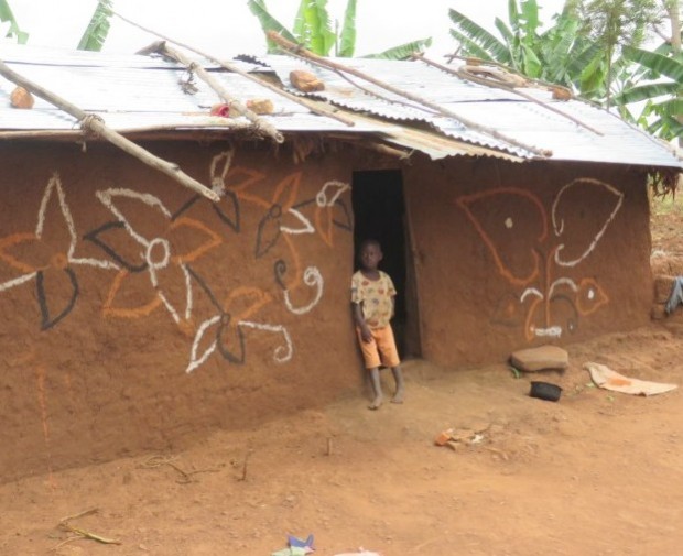 Mara Bossert Kwa Moyo Primary school Uganda bemalte Hütte