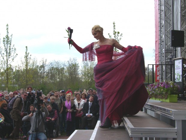 Annette Postel bei ihrem Auftritt bei der Landesgartenschau mit einem Medley aus "My fair lady". Foto: Pfalz-Express/Ahme