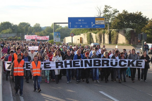 Demonstranten-Lindwurm: Deutliches Signal für die zweite Rheinbrücke. Foto: pfalz-express.de/Licht