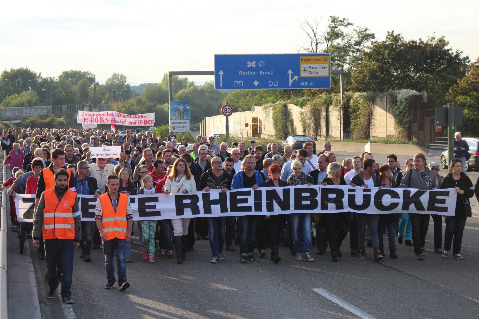 Demonstranten-Lindwurm: Deutliches Signal für die zweite Rheinbrücke. Fotos: pfalz-express.de/Licht