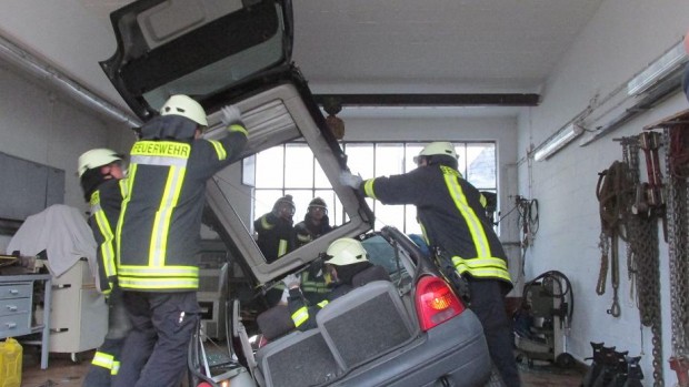 Feuerwehruebung Jockgrim Neupotz Menschenrettung Auto in der Grube 2