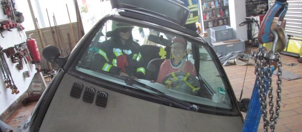Feuerwehruebung Jockgrim Neupotz Menschenrettung Auto in der Grube