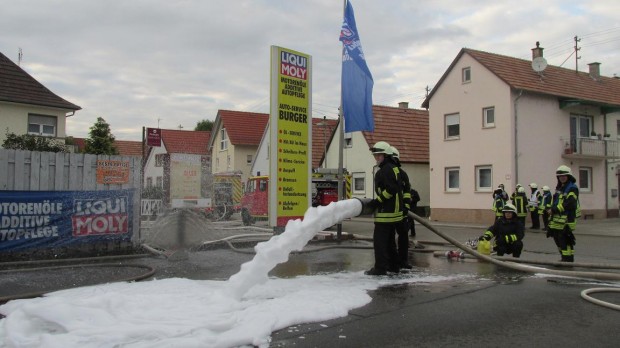 Feuerwehruebung Jockgrim Neupotz Menschenrettung Schaumteppich
