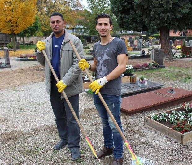 Mandouh (li.) und Mohammad hat die Arbeit auf dem Friedhof Spaß gemacht. Fotos: pfalz-epress.de/Licht