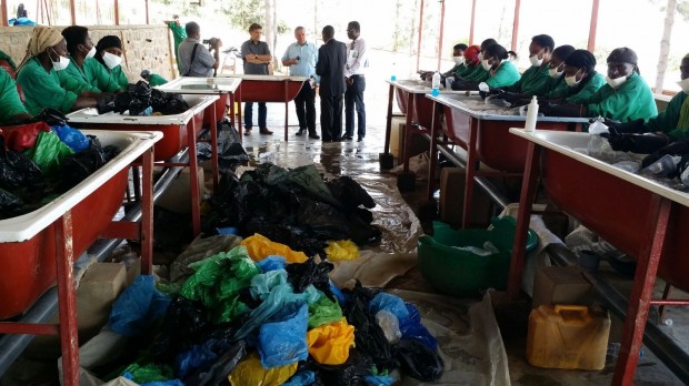 ruanda-kreisel-folienwaschen-vor-Produktion-red