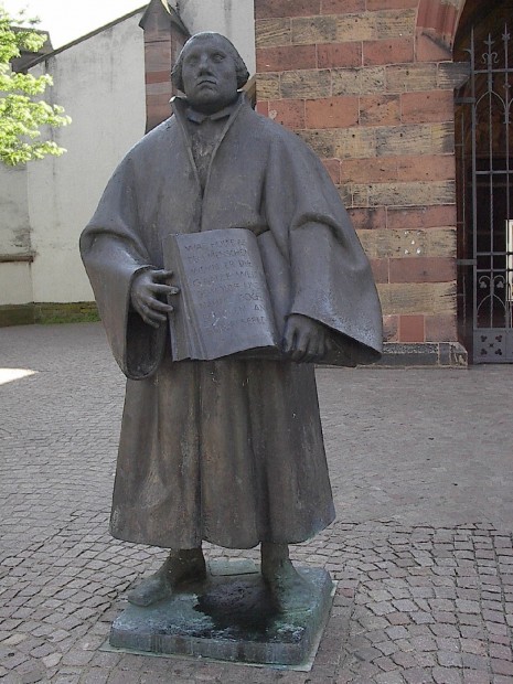 Martin Luther: Sein Standbild steht vor der Landauer Stiftskirche. Foto: Pfalz-Express/Ahme