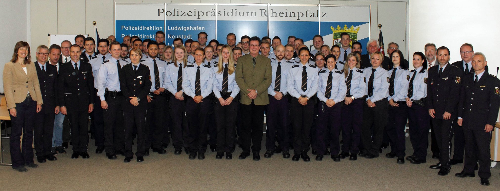  Neue Polizisten f 252 rs Polizeipr 228 sidium Rheinpfalz Sie tragen eine hohe Verantwortung Pfalz 