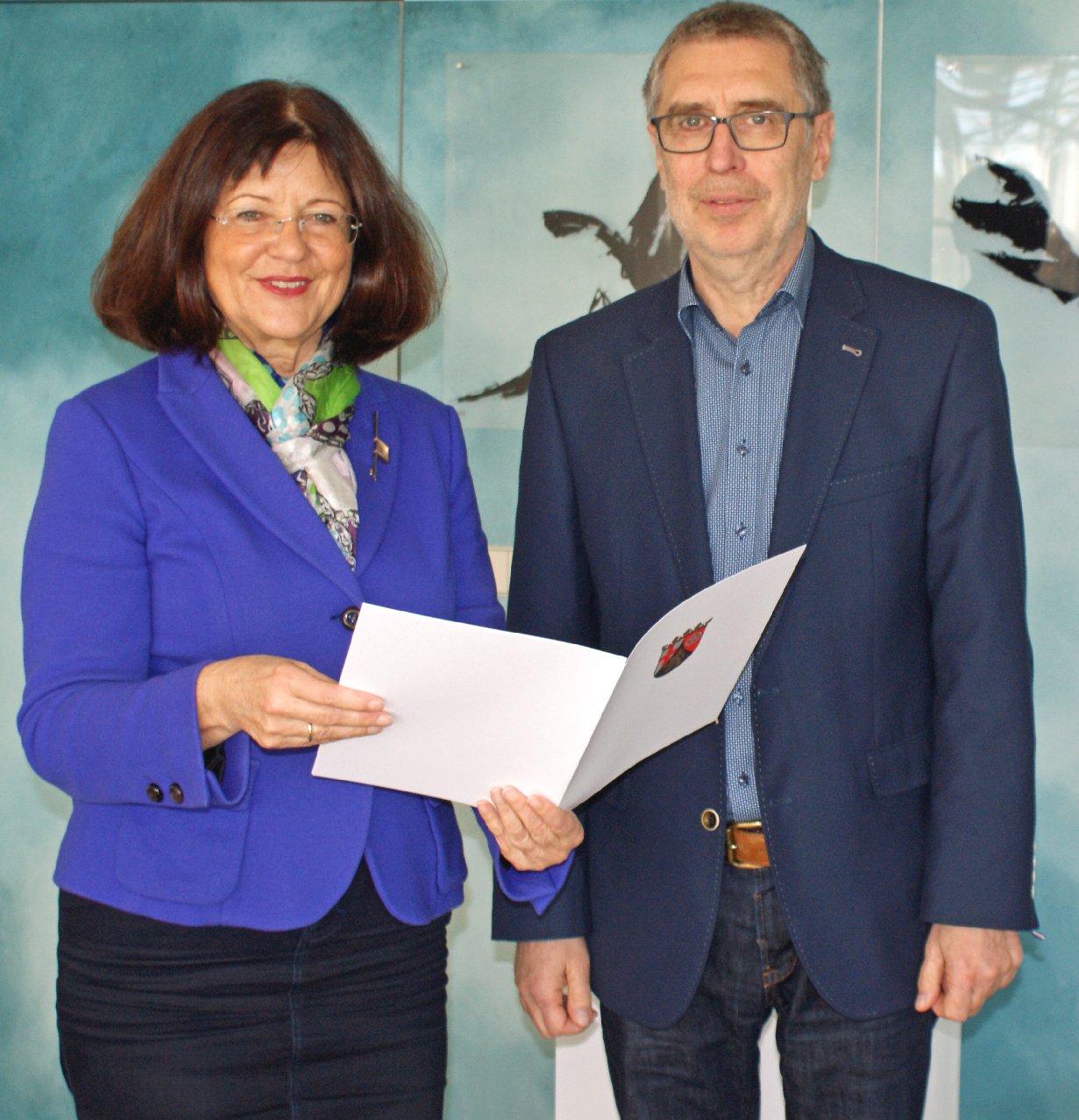 Landrätin Theresia Riedmaier überreicht Hans Volkhardt die Urkunde der Ministerpräsidentin zum 40-jährigen Dienstjubiläum. Foto: kv-süw