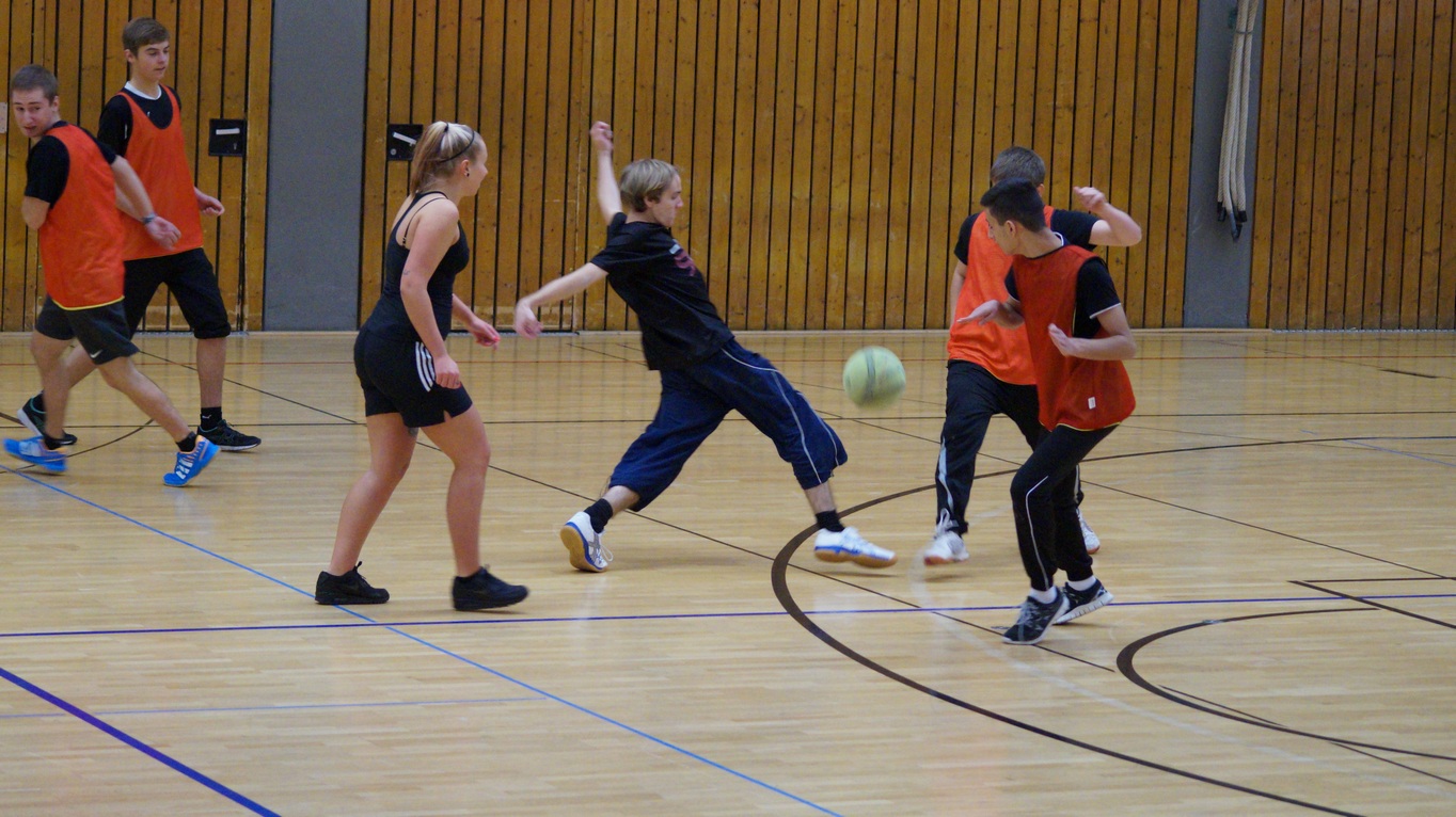 Auch Mädels beteiligten sich am Fußballturnier der BBS. Fotos: Ann-Kathrin Gube)