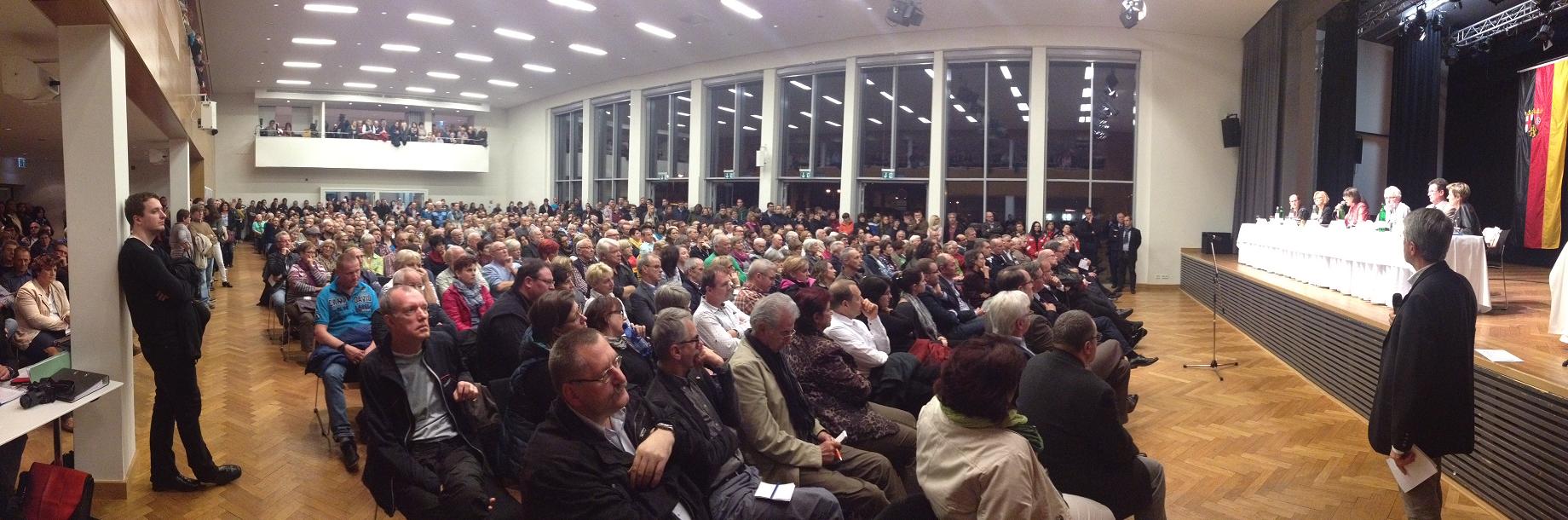 Proppenvolle Festhalle: Das Thema bewegt die Bürger. Fotos: pfalz-express.de
