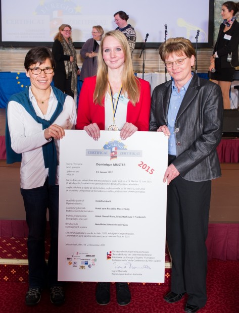 Die Glückwunsche der BBS Landau an die Zertifikatsempfängerin Marie Devise (m.) überbrachten Französischlehrerin Valérie Elfering (l.) und Sylvia Huning (c) Regierungspräsidium Karlsruhe 2015