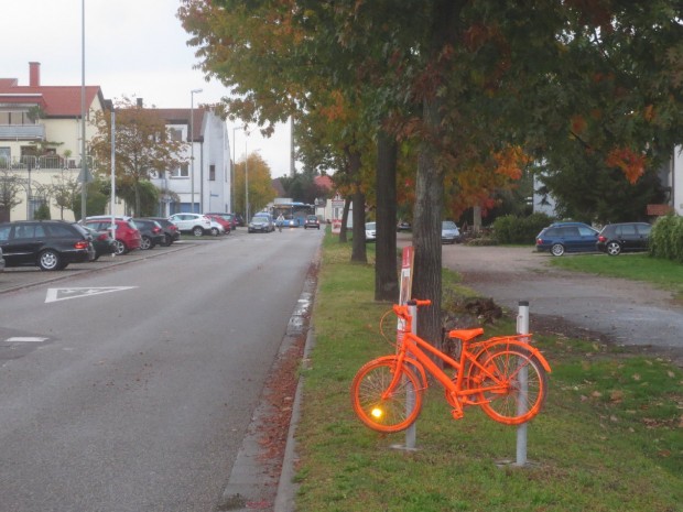  und das Fahrrad in der Rehbachstraße durch ein Kinderfahrrad ersetzt.