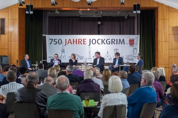 Auf dem Podium wurde eifrig diskutiert.