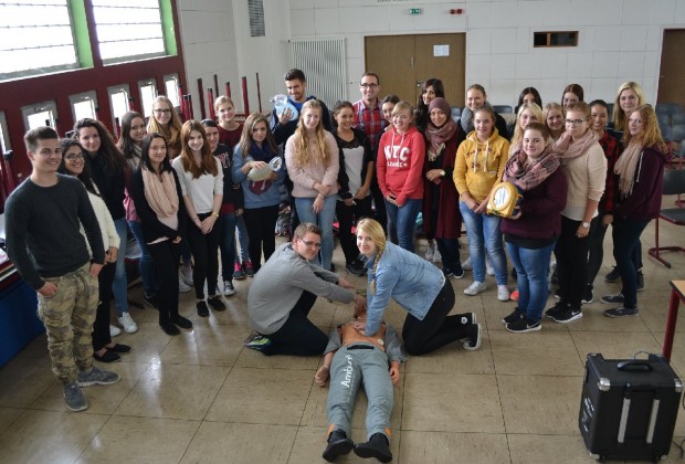 zu Bild "BBS Landau Woche der Wiederbelebung - Bild 2": Nach der eingängigen Formel "Prüfen, Rufen, Drücken" lernte die 11. Klasse des Beruflichen Gymnasiums für "Gesundheit und Soziales" der BBS Landau mit ihrem Klassenlehrer Michael Braun die lebensrettenden Erstmaßnahmen bei Herz-Kreislaufstillstand kennen. Foto: BBS Landau