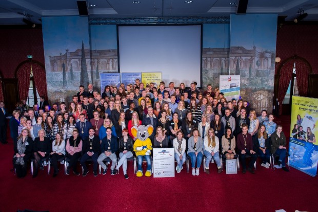 Gruppenbild aller anwesenden Zertifikatsempfänger (c) Regierungspräsidium Karlsruhe 2015