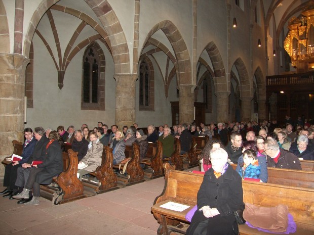Besondere Sitzgelegenheiten sind die Bänke in der Stiftskirche (hier Gottesdienst 70 Jahre Landauer Bombadierung). Foto: Pfalz-Express/Ahme