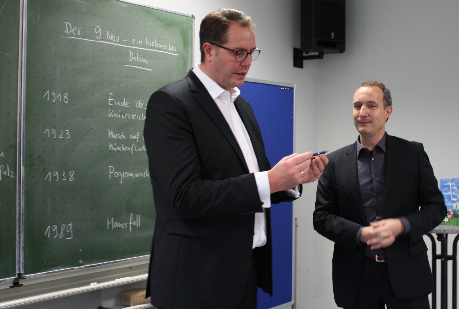 Der neue Schulleiter, Wolfgang Peters,(rechts) bedankt sich für die Diskussionsrunde im Namen der Schulgemeinschaft der BBS SÜW. Foto: bbs süw