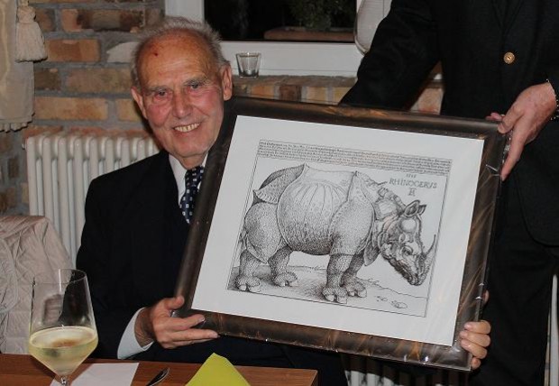  Ehrenvorsitzender Hermann Ernst freut sich über sein tierisches Geburtstagsgeschenk vom Landauer Zoo-Förderverein. Foto: L. Schneider
